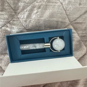 La Mer Silver and White Skincare Tool